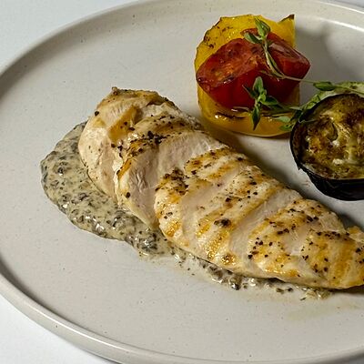 Куриная грудка с овощами гриль в URBAN Lounge по цене 950 ₽