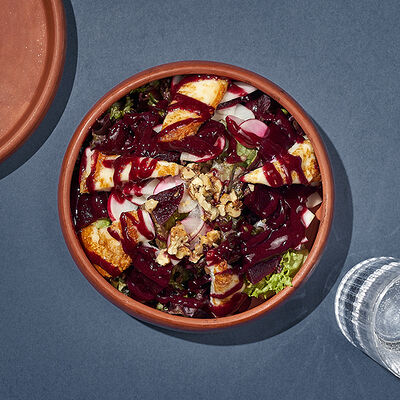 Салат с жареным сыром сулугуни и свеклой в Хачапури и Вино по цене 297 ₽