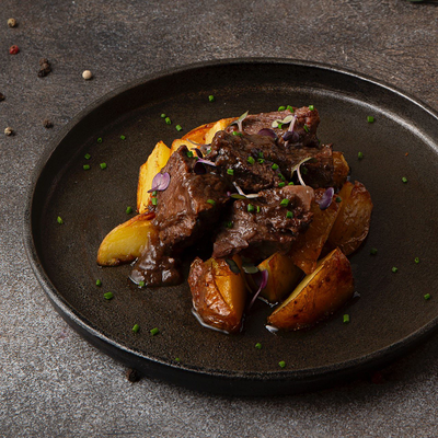 Томленые щечки с печеным картофелем и перечным соусом в Изи Паб по цене 995 ₽