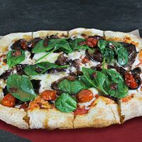 Пицца Мясная фирменная в Четыре сыра итальянская кухня