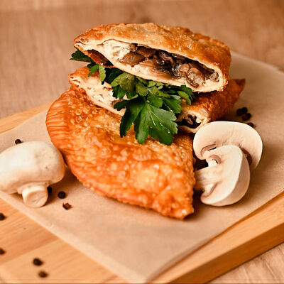 Чебуссэр с курицей и грибами в Чебуссэр по цене 325 ₽