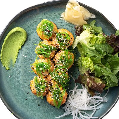 Закрытый ролл с лососем и соусом спайси в Cheese Knock по цене 770 ₽