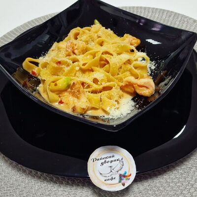 Паста с креветками и цукинив Райский дворик по цене 550 ₽