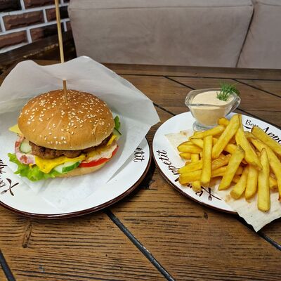 Бургер из говядины с картофелем фри в Мангал №1 по цене 650 ₽