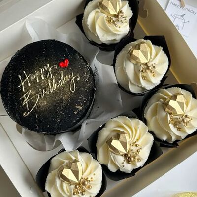 Бенто-торт + 5 капкейков-тортиков в стаканчике для мужа, парня, папы, коллеги, бабушки, крестной, на юбилей, на день рождения, чёрный happy birthday в О! Тортик по цене 4290 ₽