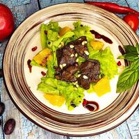 Салат апельсиновый с куриной печенью в Аджика