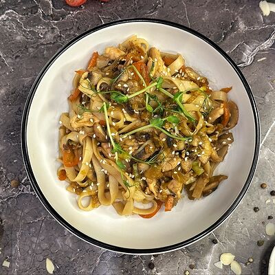 Удон с курицей в Рива Рум лаунж бар по цене 550 ₽