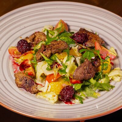 Салат с печенью, апельсином и ежевичным соусомв Menthol по цене 450 ₽