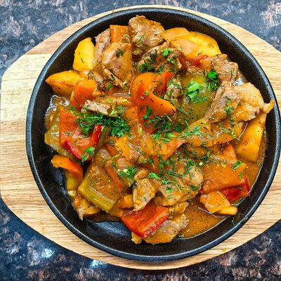 Сковородка со свининой в Шафран по цене 830 ₽