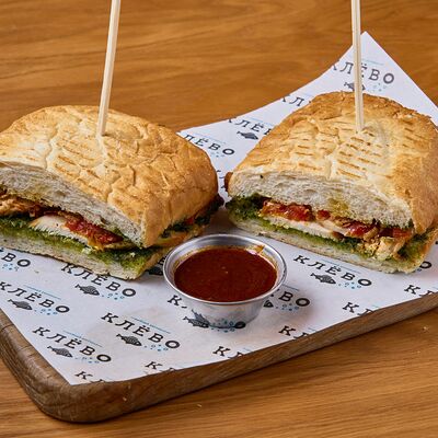 Чиабатта с куриной пастромой, песто и вялеными томатами в Клёво по цене 800 ₽