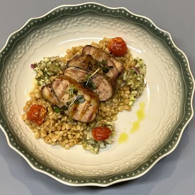 Утиная грудка с жемчужной крупой и тартаром из зеленых томатов в Мёд и Масло по цене 986 ₽