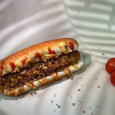 Хот-дог со свиной колбаской в Хихи хаха по цене 410 ₽