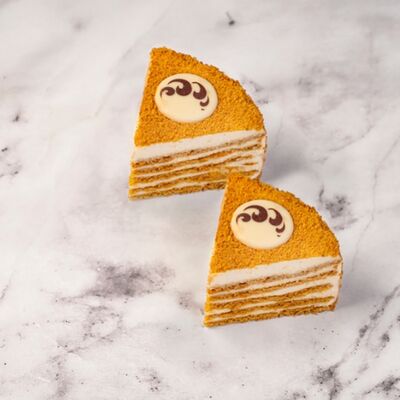 Торт Медовый порция в Круассан-кафе по цене 220 ₽