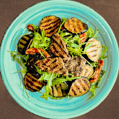 Салат из баклажанов на гриле с телятиной в Бардабар по цене 560 ₽