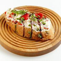 Брускетты со страчателлой и запеченным перцем в Эй, Джованни!