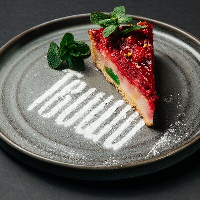 Пирожное Малина-фисташка в ТВИШИ по цене 432 ₽