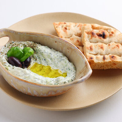 Мезе дзадзики с питой в АВЛИ бистро по цене 320 ₽