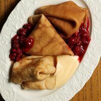 Блинчики с заварным кремом и ягодным конфи в Дева