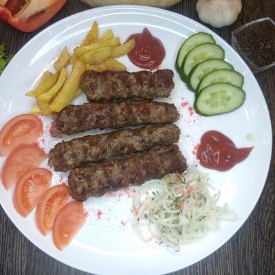 Люля-кебаб с гарниром в Лепёшка из тандыра по цене 349 ₽