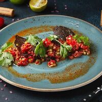 Острый тартар из ягненка с огурцом, мятой и кинзой в Сохо
