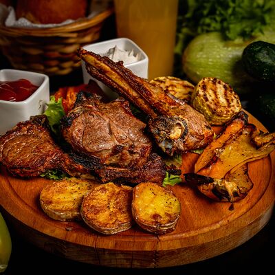 Шашлык из баранины с запеченными овощами в Тесоро по цене 2200 ₽