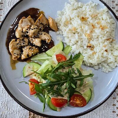 Курица терияки с рисом и овощным салатом в Кофе и Вафли по цене 420 ₽