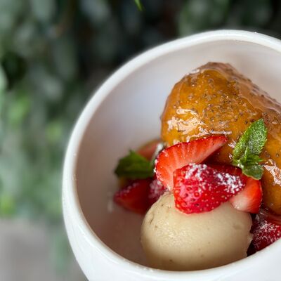 Ромовая баба, глазированная маракуйей, с лимонным кремом и клубникойв Pellegrino по цене 495 ₽