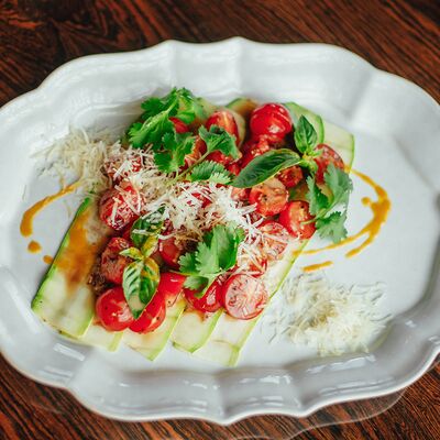 Карпаччо из молодого цукини спармезаном в Макадамия по цене 650 ₽