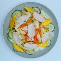 Салат с курицейв Hanoi chef