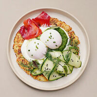 Драник с лососем и яйцами пашот в Angel Cakes