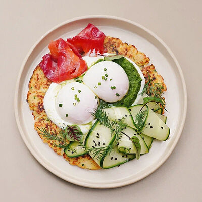 Драник с лососем и яйцами пашот в Angel Cakes по цене 1250 ₽