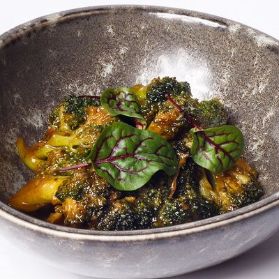 Жареная брокколи в сырном соусев Уголь по цене 490 ₽