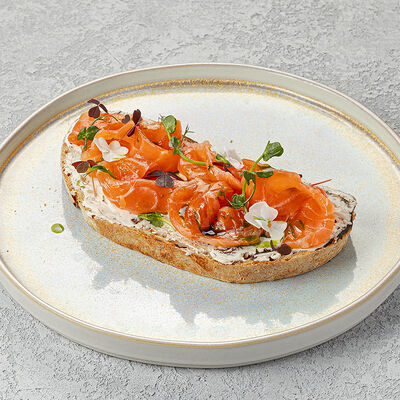 Брускетта с лососем на сливочном креме с вялеными томатамив Терраса по цене 1200 ₽