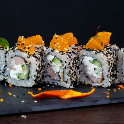 Ролл с курицей и мандарином в Vazzabi по цене 650 ₽