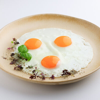 Глазунья из трёх яиц в АВЛИ бистро по цене 250 ₽