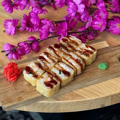 Ролл Золотая креветкав Сакура по цене 990 ₽