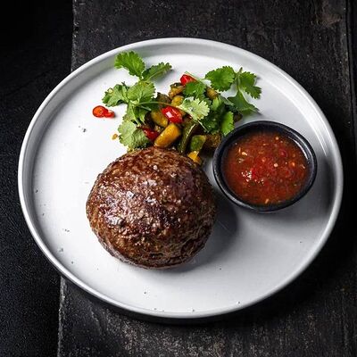 Котлета из мраморной говядины, чеддер и битые огурцы в Техникум по цене 950 ₽