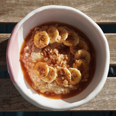 Каша овсяная с карамелизованным бананом в Сладости и Радости Советская по цене 420 ₽