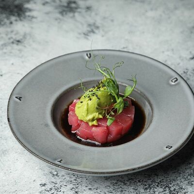 Легкий тартар тунец-авокадо в Double по цене 490