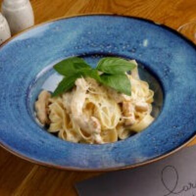 Фетучини с курицей и грибами в Лари по цене 870 ₽