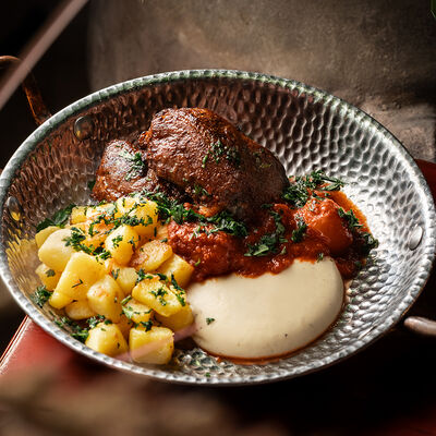 Оджахури из свиных щечек с картофельным муссом в ЮжанеГорожане по цене 738 ₽