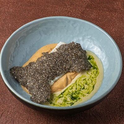 Филе трески с кремом из цветной капусты и чипсом из семян чиа в Привет по цене 850 ₽