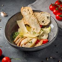 Салат Цезарь с куриным филе в Mon Kitchen