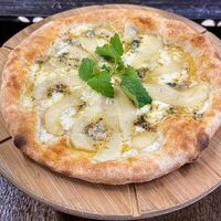 Сладкая пицца с грушей и горгонзолой в Iris