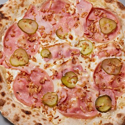 Пицца Ветчина и бекон в Итальянцы по цене 690 ₽