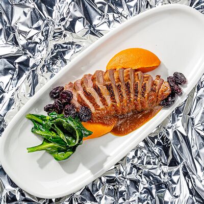 Утиная грудка, мусс из батата, вяленый виноград в Skybar по цене 840 ₽