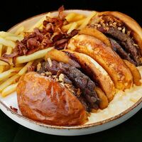 Фирменный бургер в BBJ Burger & Bar