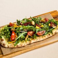 Фокачча с песто, рукrолой, вялеными томатами и белыми грибами в Беллуччи