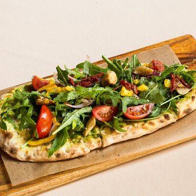 Фокачча с песто, рукrолой, вялеными томатами и белыми грибами в Беллуччи по цене 450