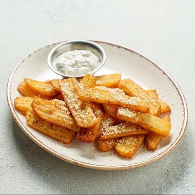 Картофельные стрипсы с пармезаном и соусом Блю чиз в Pitnica по цене 400 ₽